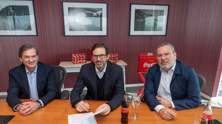 Fabián Castelli, CEO de Coca-Cola Andina Argentina, Gustavo Mariani, CEO de Pampa Energía y Abelardo Gudiño, Gerente General de Coca-Cola Argentina.