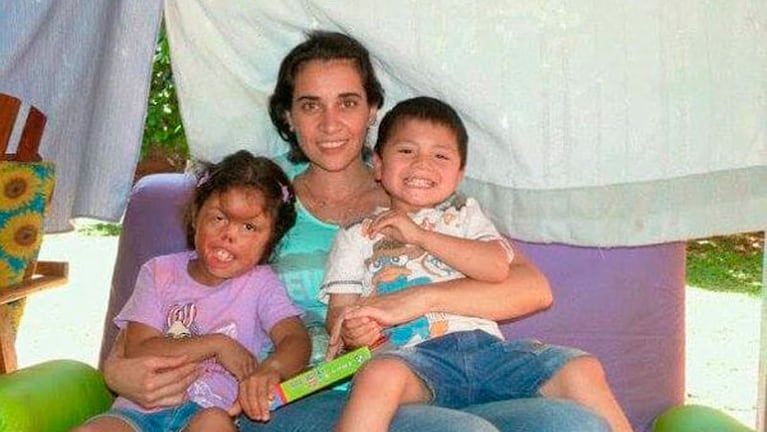 Fabiana Pérez con sus hijos Betania y Ezequiel.  Foto: Infobae