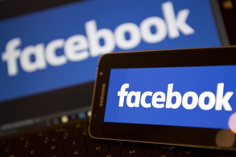 Facebook amplifica audiencias, pero se queda con gran parte del ingreso publicitario.