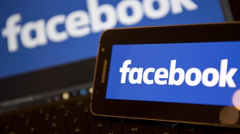 Facebook amplifica audiencias, pero se queda con gran parte del ingreso publicitario.