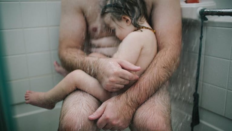 Facebook censuró una foto de un padre con su hijo en la ducha