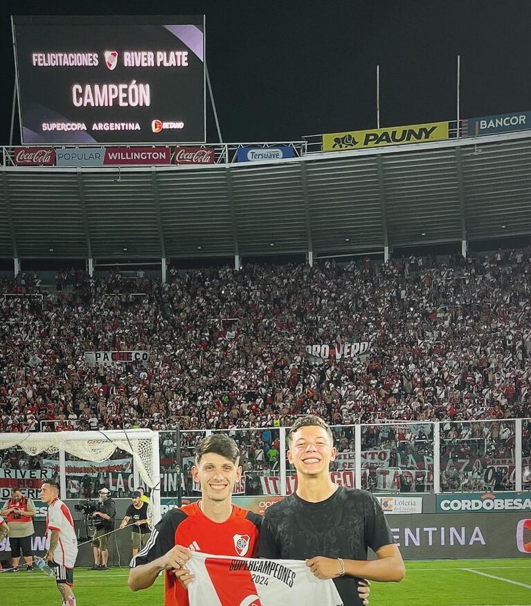 Facundo Demichelis junto a su hermano Bastián en la cancha de River. (Foto: instagram/facubono)