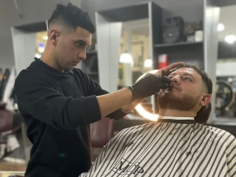 Facundo es barbero desde que tiene 16 años.