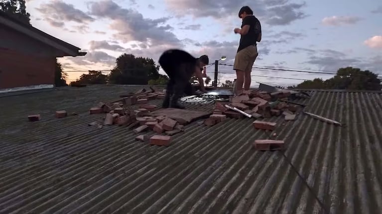 Falso Papá Noel entró a robar por la chimenea y quedó atascado: el increíble video