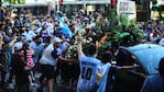 Familiares, amigos y la bandera argentina: la despedida al Diez.