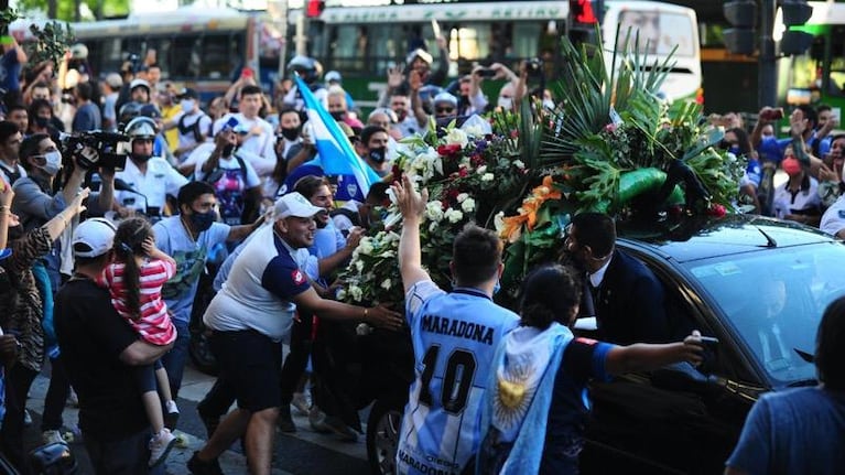 Familiares, amigos y la bandera argentina: la despedida al Diez.