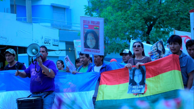 Familiares de Delia y miembros de la comunidad boliviana protestaron en Villa Dolores.