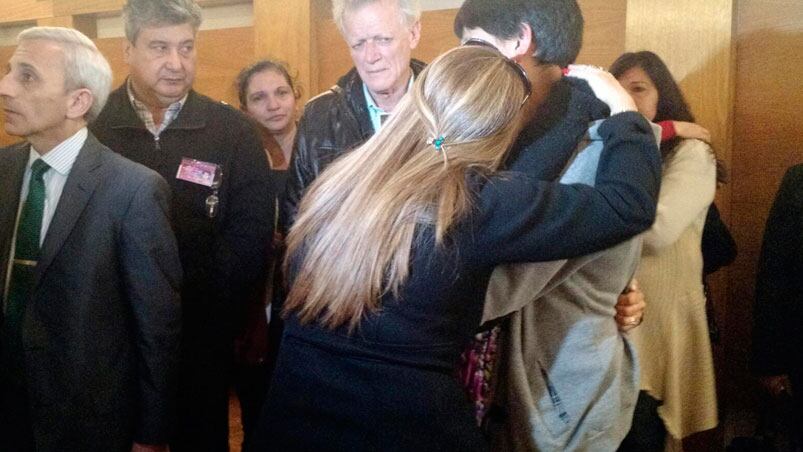 Familiares de Nataly Correa lloran desconsolados al conocer el fallo. Foto Juampi Lavisse 