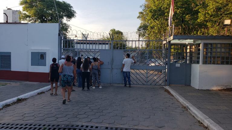Familiares de presos protestaron en el ingreso de la UCA.
