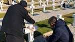 Familiares de soldados caídos en la guerra viajaron este miércoles a las Islas Malvinas. Foto: Infobae.