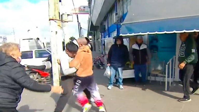 Familiares del fallecido se agarraron a las piñas con empleados de la clínica.