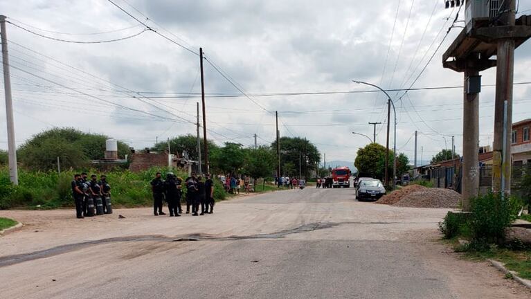 Familiares del joven abatido atacaron la casa del policía.