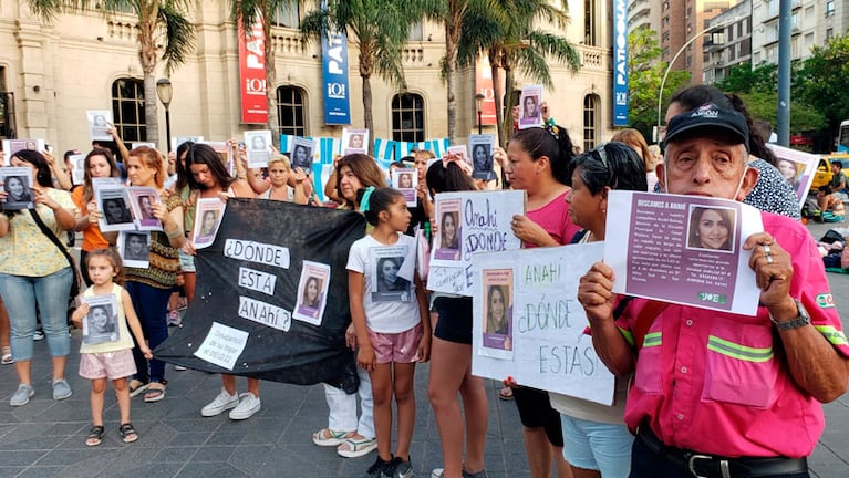 Familiares y amigos de Anahí reclamaron frente a Patio Olmos.