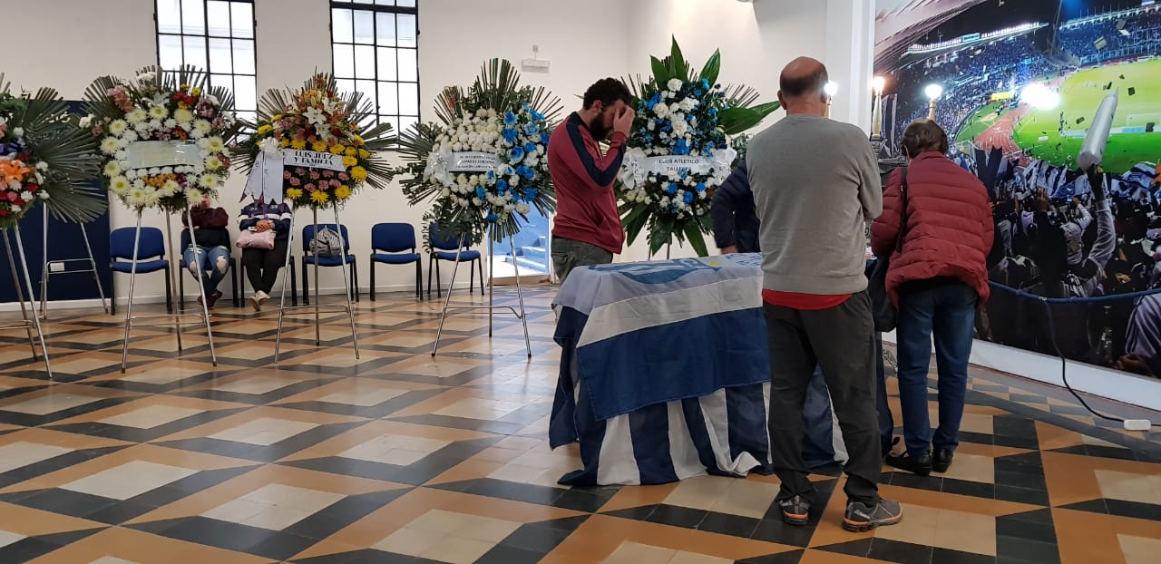 Familiares y amigos le dan el último adiós a Paco Cabasés en la Boutique.