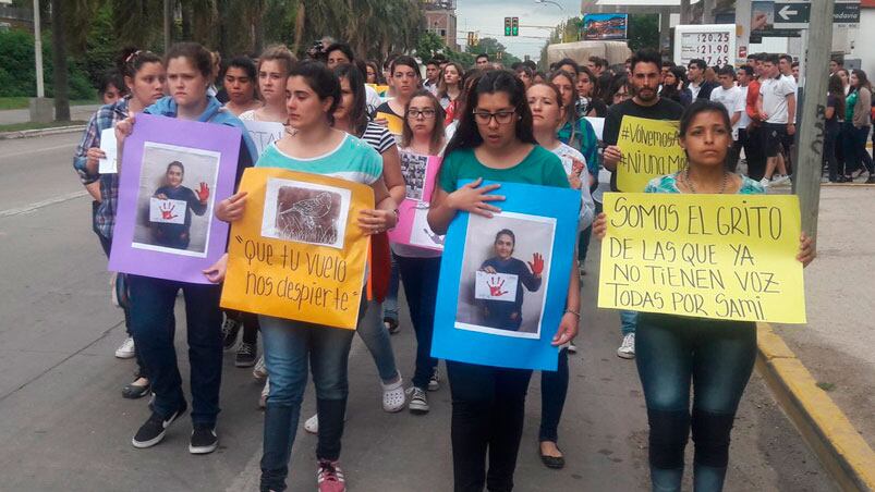 Familiares y amigos piden justicia por la joven de General Cabrera. Foto: Martín Urricelqui.