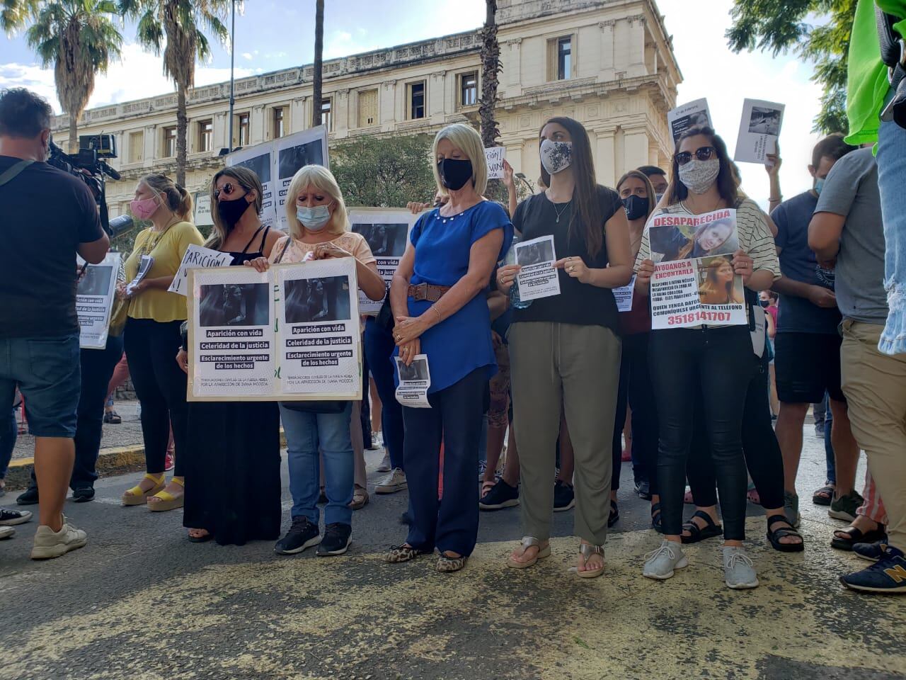 Familiares y amigos piden por su aparición con vida. Foto: Juan Pablo Lavisse/ElDoce.tv