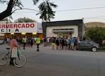 Familiares y amigos se reunieron frente a la clínica Sarmiento de Río Segundo.