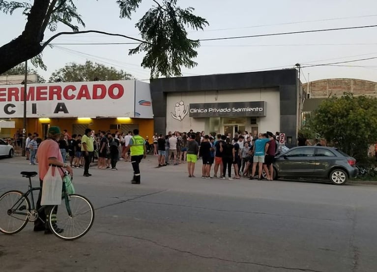 Familiares y amigos se reunieron frente a la clínica Sarmiento de Río Segundo.