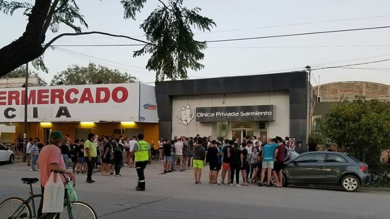 Familiares y amigos se reunieron frente a la clínica Sarmiento de Río Segundo.