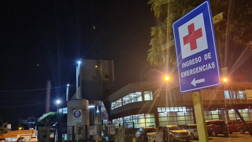 Familiares y amigos siguen acompañando a Ezequiel en la puerta del Hospital de Urgencias.