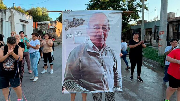 Familiares y vecinos de Don Julio se movilizaron en el barrio.