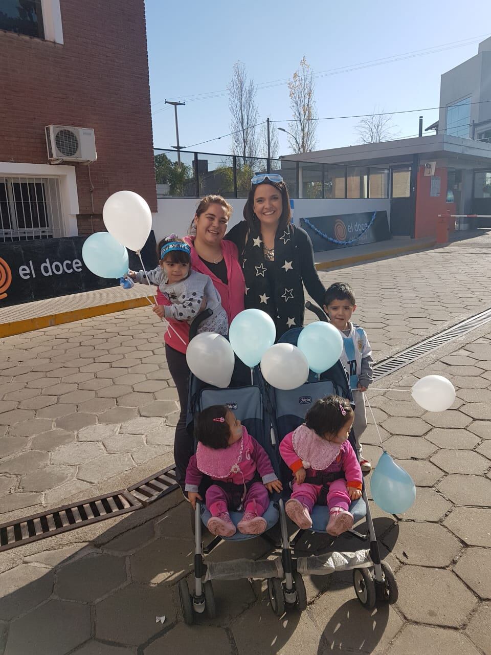 familias enteras pasaron por la cabina para llevarse su recuerdo. Fotos: Lucio Casalla