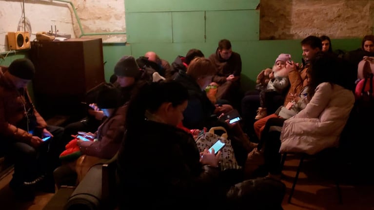 Familias y trabajadores del canal televisivo en el refugio antibombas.