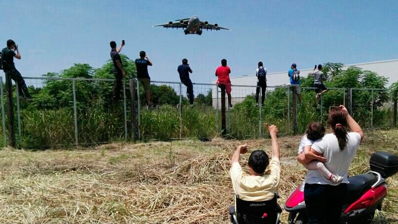 Fanáticos de la aviación no quisieron perderse el histórico evento. Foto: Twitter @SpottersCordoba