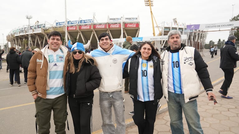 Fanáticos de Los Pumas a las afueras del Kempes.
