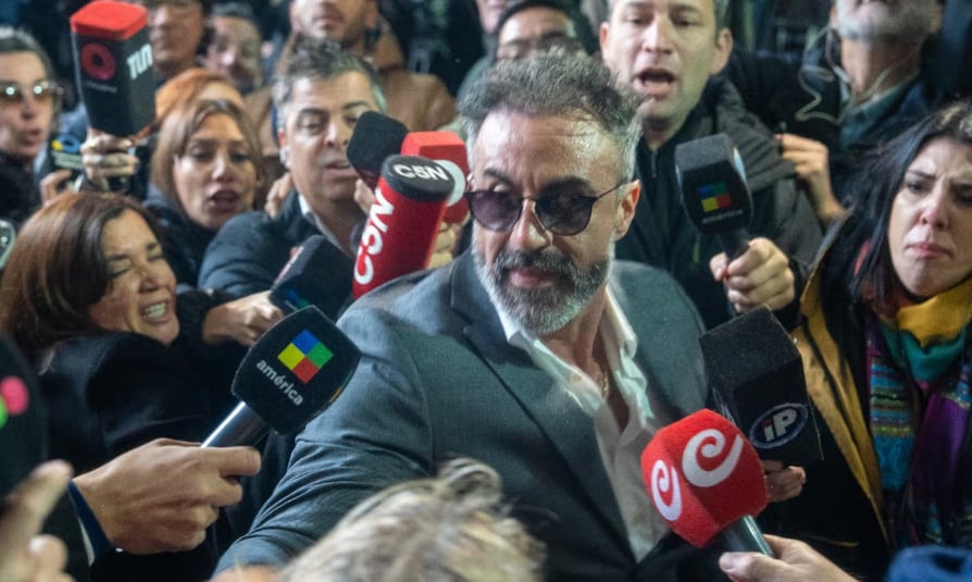 Fanáticos de Maradona le gritaron “asesino” y golpearon al médico Luque: el video de su reacción