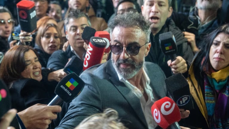 Fanáticos de Maradona le gritaron “asesino” y golpearon al médico Luque: el video de su reacción