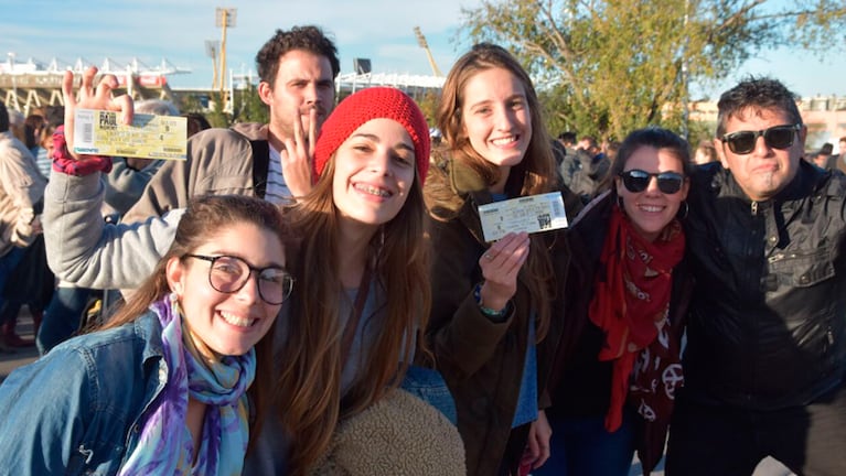 Fanáticos esperan que comience el show con sus entradas en mano. Foto: Lucio Casalla / ElDoce.tv