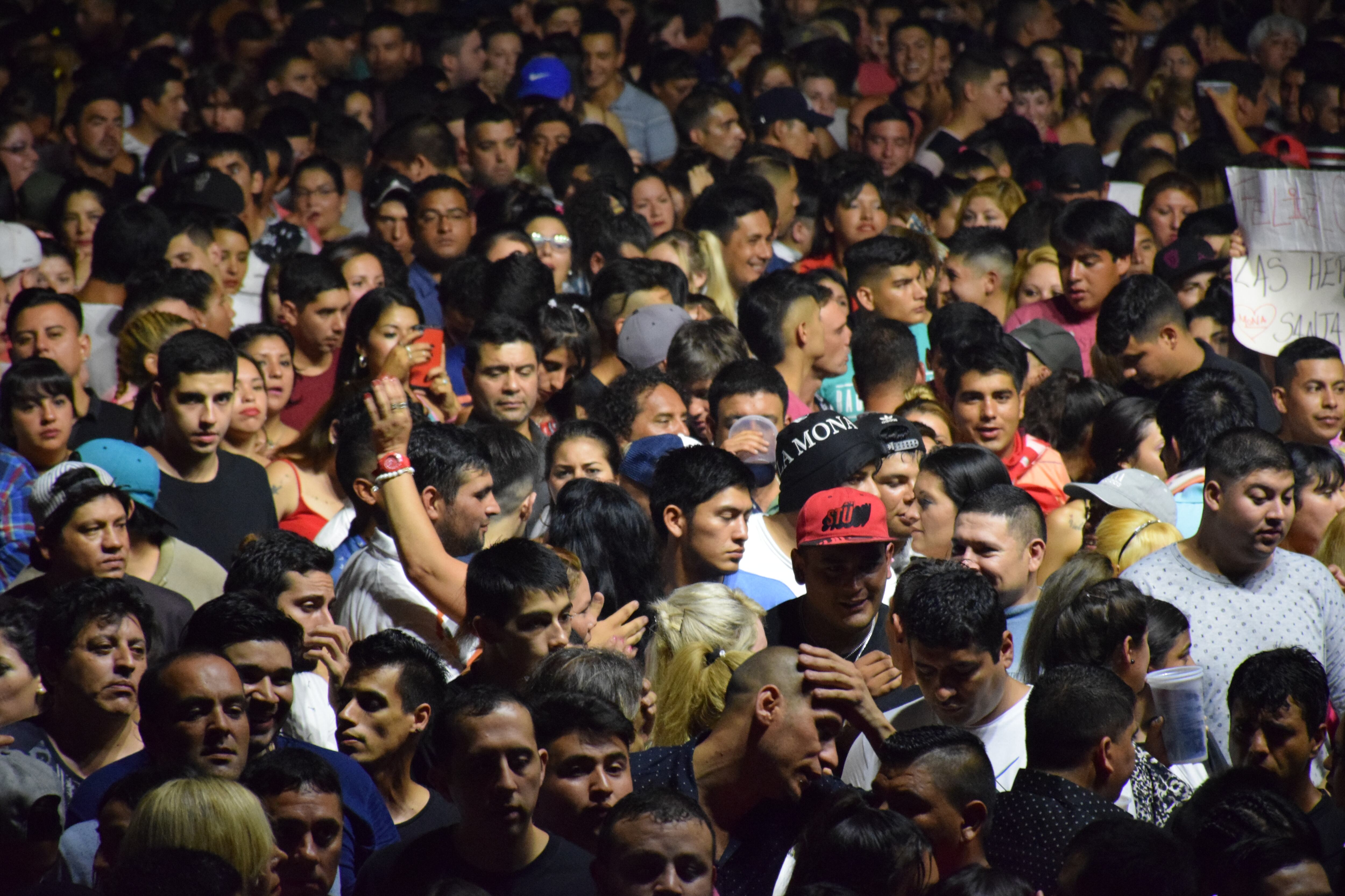 Fanáticos esperando por El Mandamás.