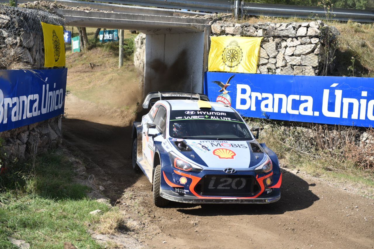 Fanáticos, velocidad y pasión: el Rally comenzó con todo. Foto: Lucio Casalla / ElDoce.tv.