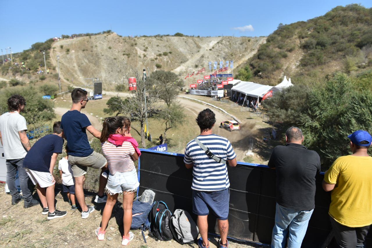 Fanáticos, velocidad y pasión: el Rally comenzó con todo. Foto: Lucio Casalla / ElDoce.tv.