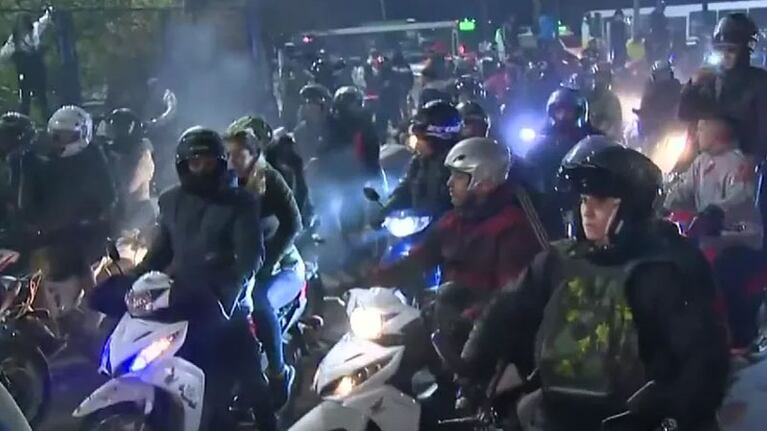 Fanáticos y amigos despidieron al músico en el hospital.