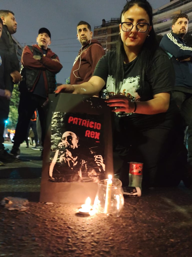 Fans del Indio Solari despidieron al artista en el Patio Olmos.