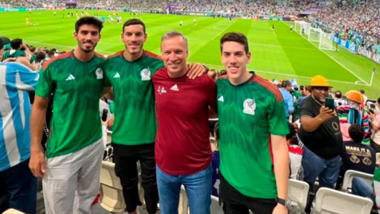 Fassi junto a sus tres hijos varones en el partido entre Argentina y México.