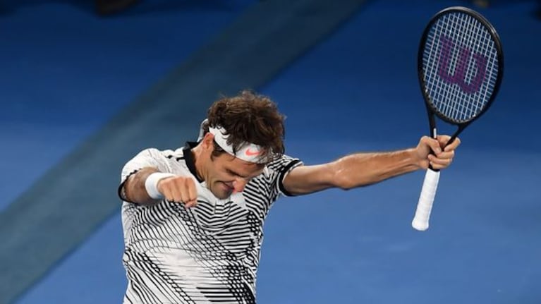 Federer festeja su pase a la final de Australia.