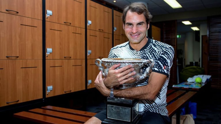 Federer y la Copa de Australia, antes que la agarraran sus hijos.