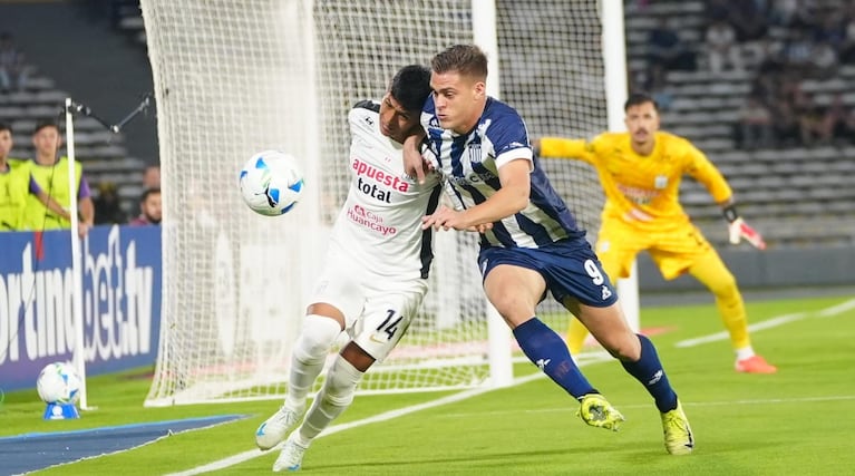 Federico Girotti arremetiendo en el área de Alianza Lima.