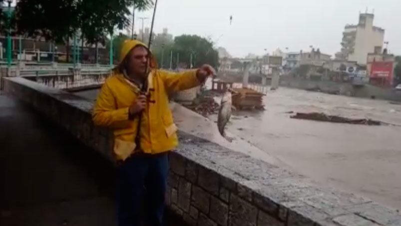 Feliz con su vieja del agua en la caña de pescar.