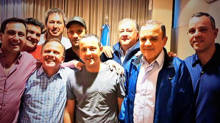Felo Labaque festeja junto a su hijo y la gente de Atenas.