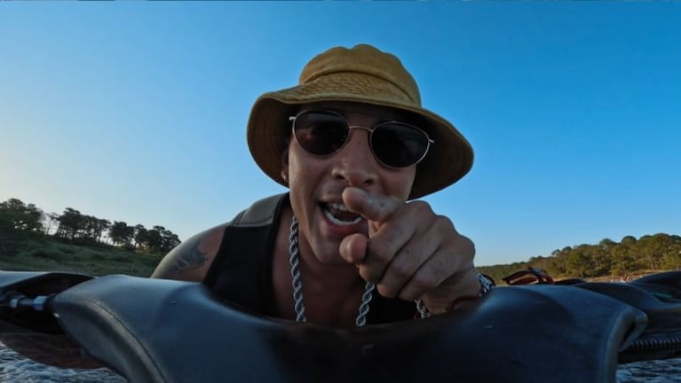 Fer Olmedo en el videoclip de "Salgo pa´ la calle"