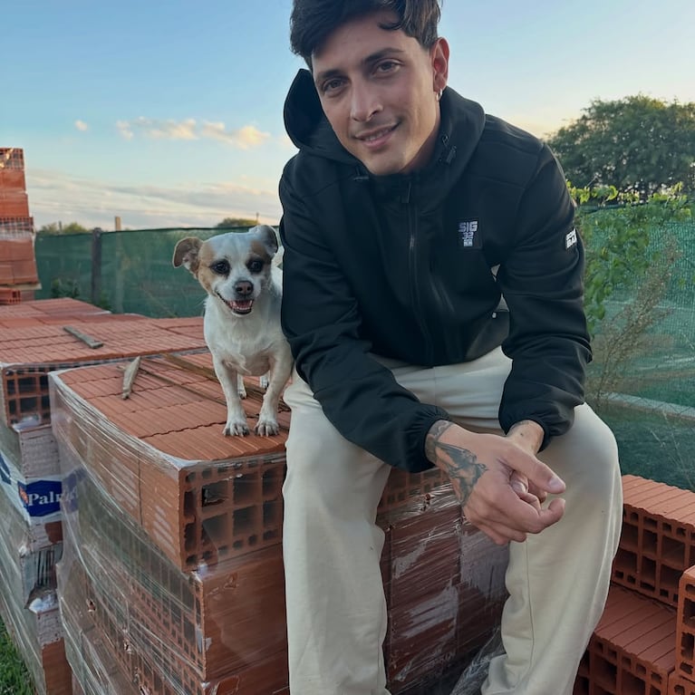 Fer Olmedo junto a uno de sus perros.
