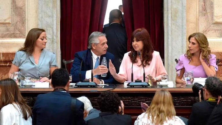 Fernández en el Congreso: cruce a la Justicia por CFK, repudio opositor y final entre gritos e insultos