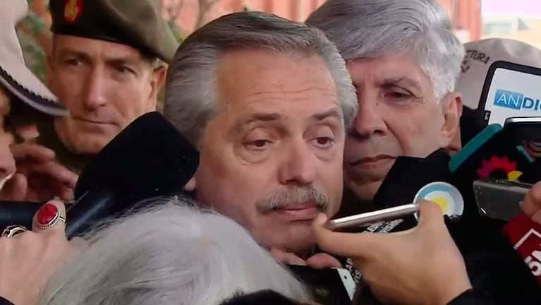 Fernández habló con los periodistas tras dejar su voto.