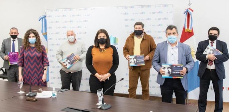 Fernández junto a Kraisman en un acto por la "Ley Micaela en el Deporte" durante la pandemia.