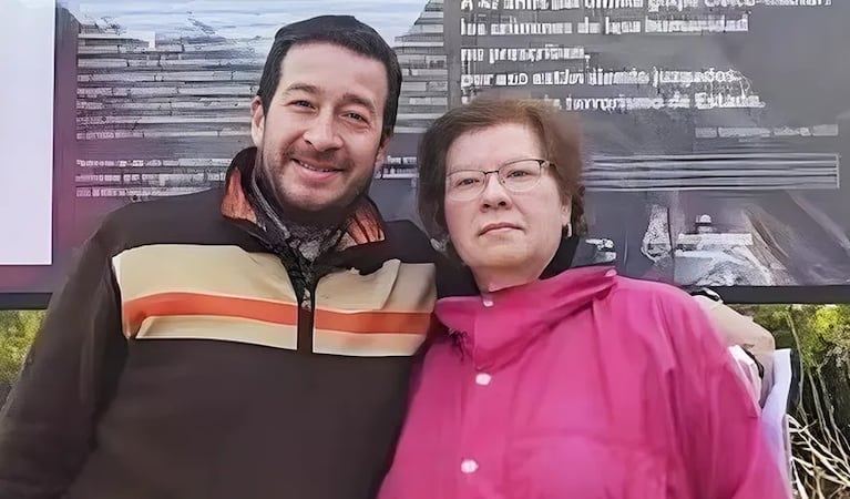 Fernando Albareda junto a su madre, Susana Montoya.