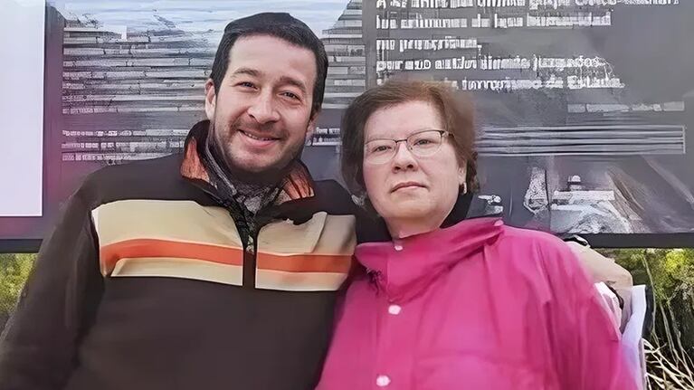 Fernando Albareda junto a su madre, Susana Montoya.